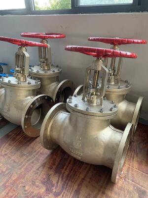 Vanne globe à bride durable avec chapeau boulonné, tige à vis extérieure montante et surfaces d'étanchéité métalliques pour la régulation des fluides